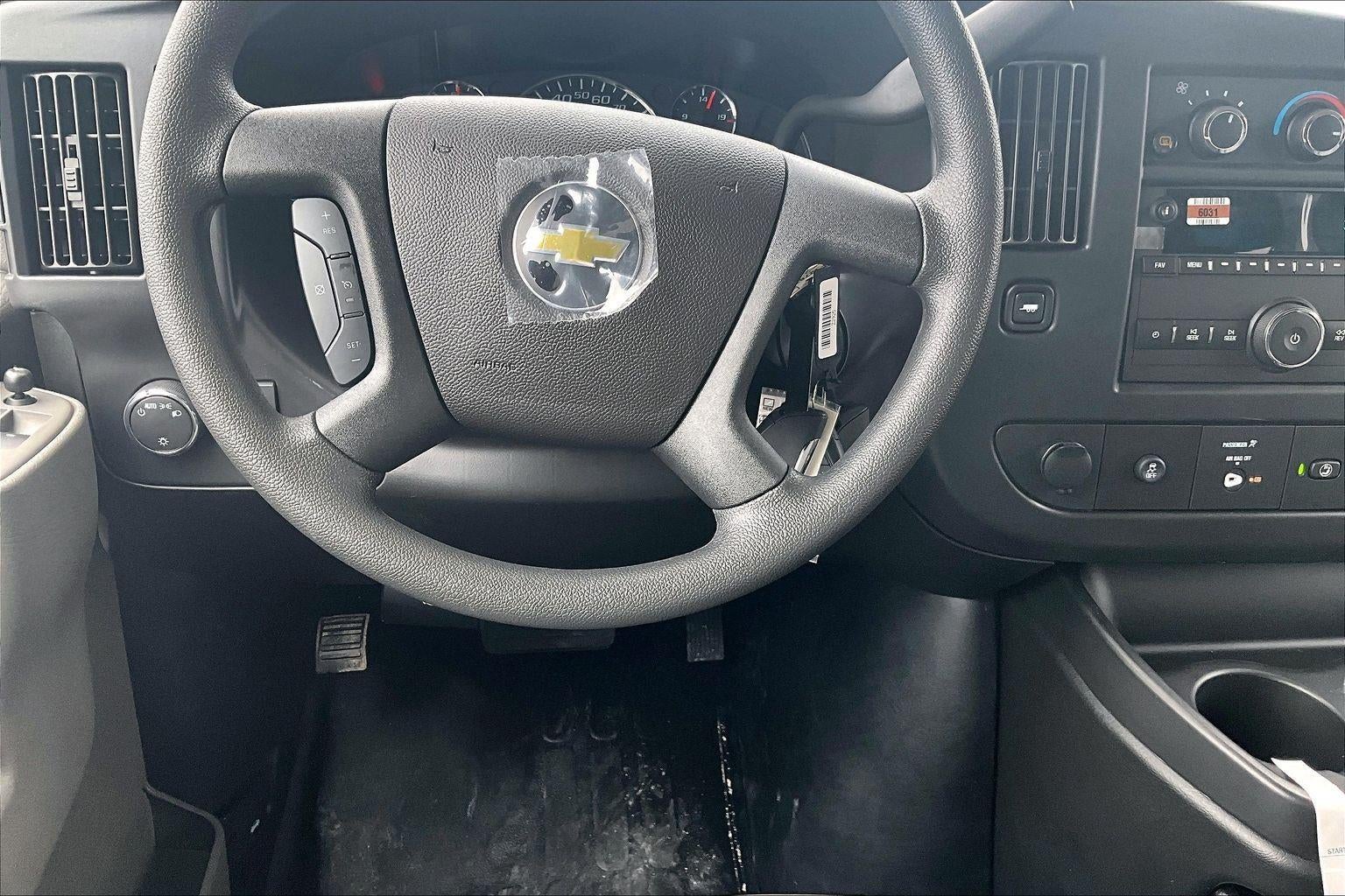 2025 Chevrolet Express Passenger 1LS