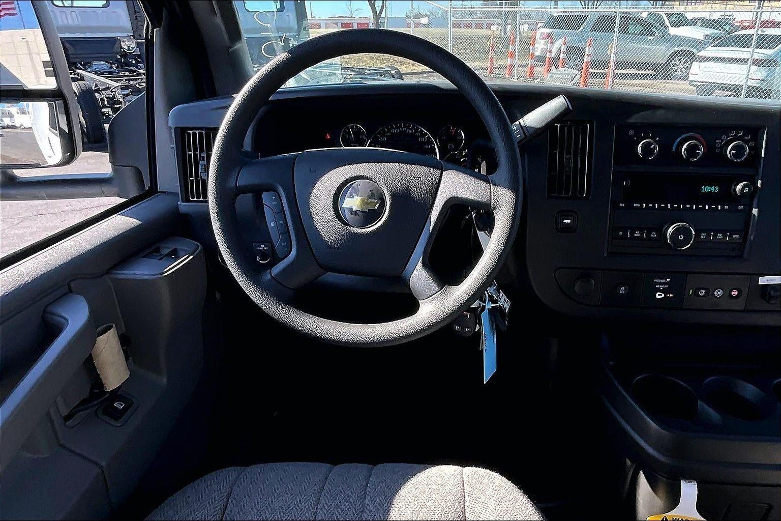 2025 Chevrolet Express Cutaway 3500 1WT