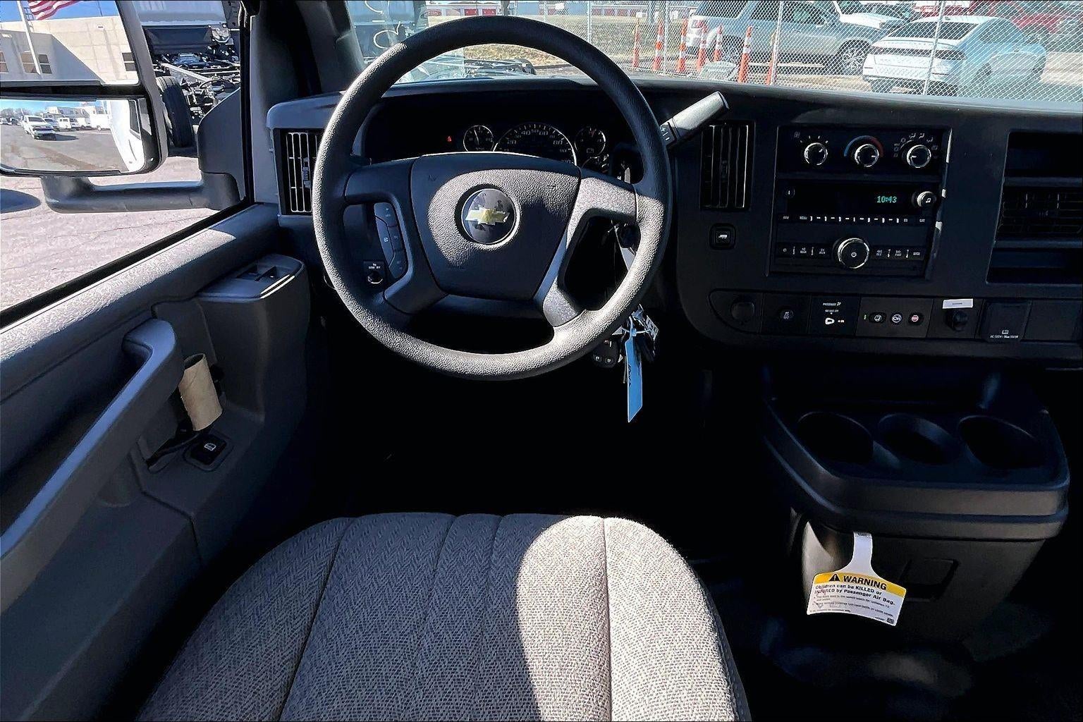 2025 Chevrolet Express Cutaway 3500 1WT