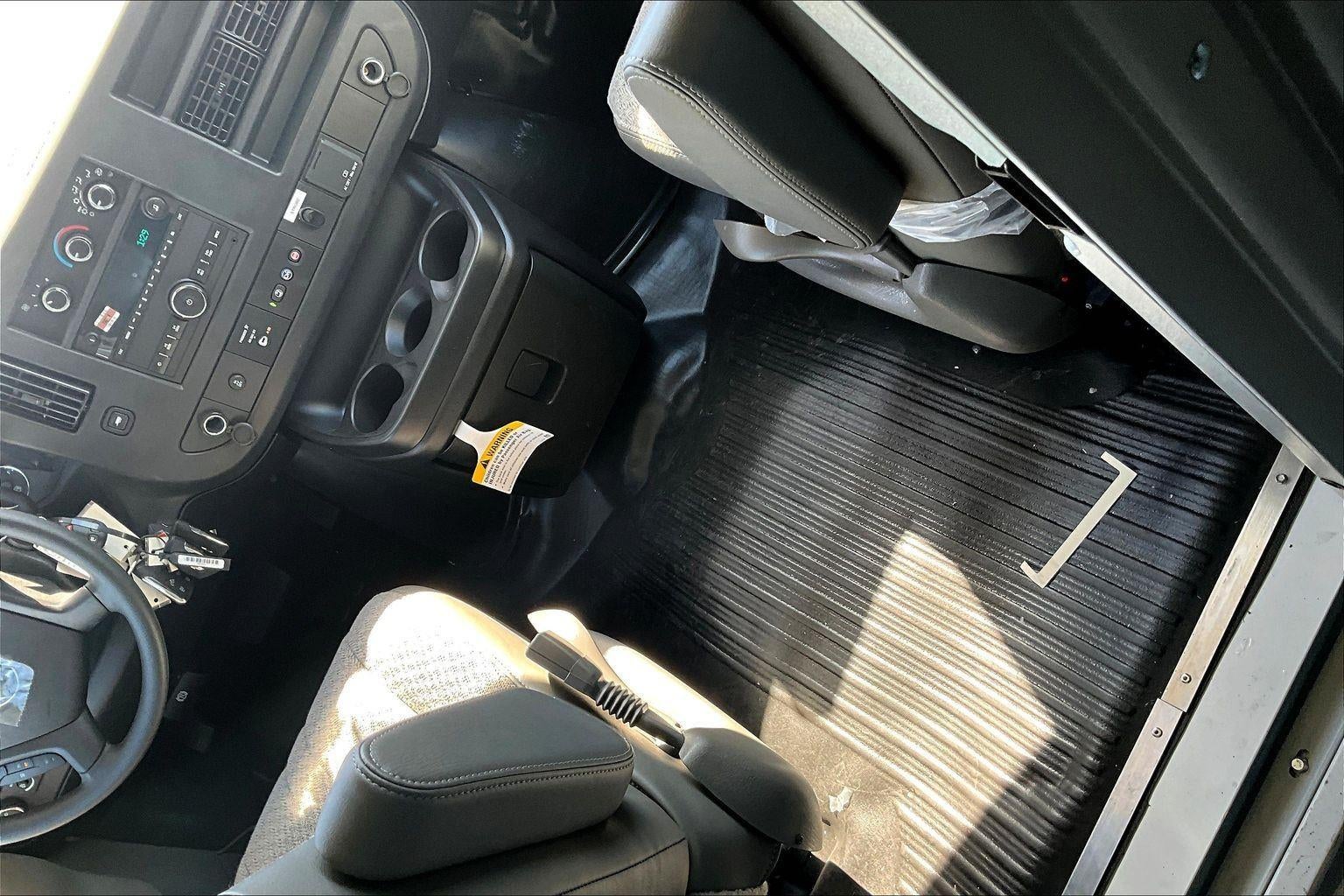 2025 Chevrolet Express Cutaway 3500 1WT