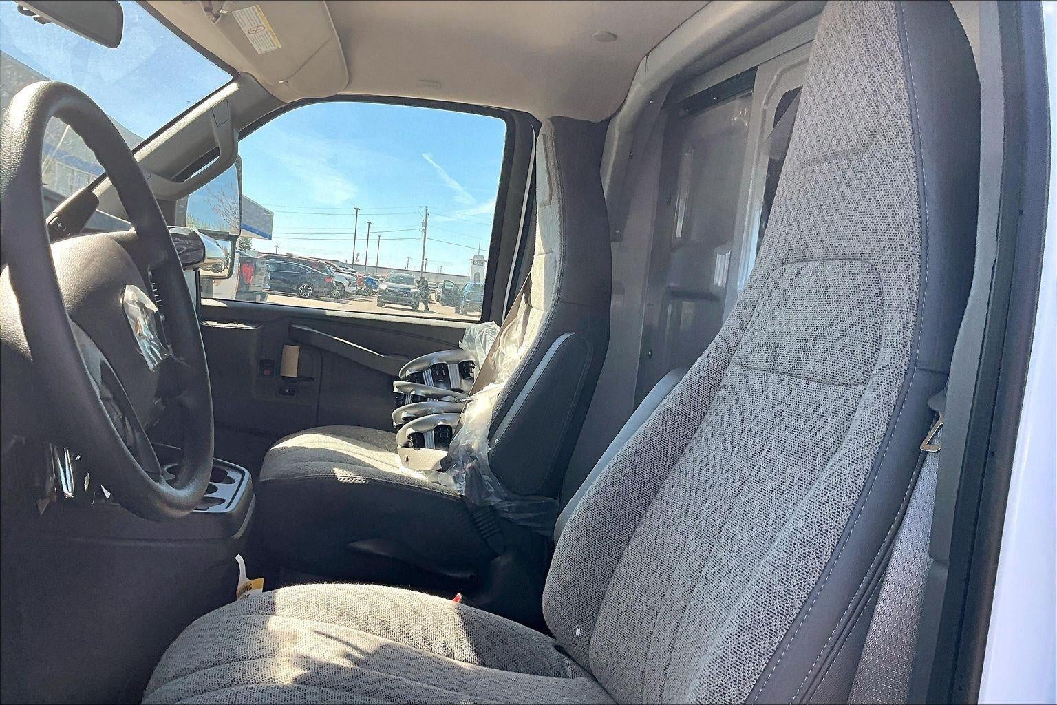 2025 Chevrolet Express Cutaway 3500 1WT