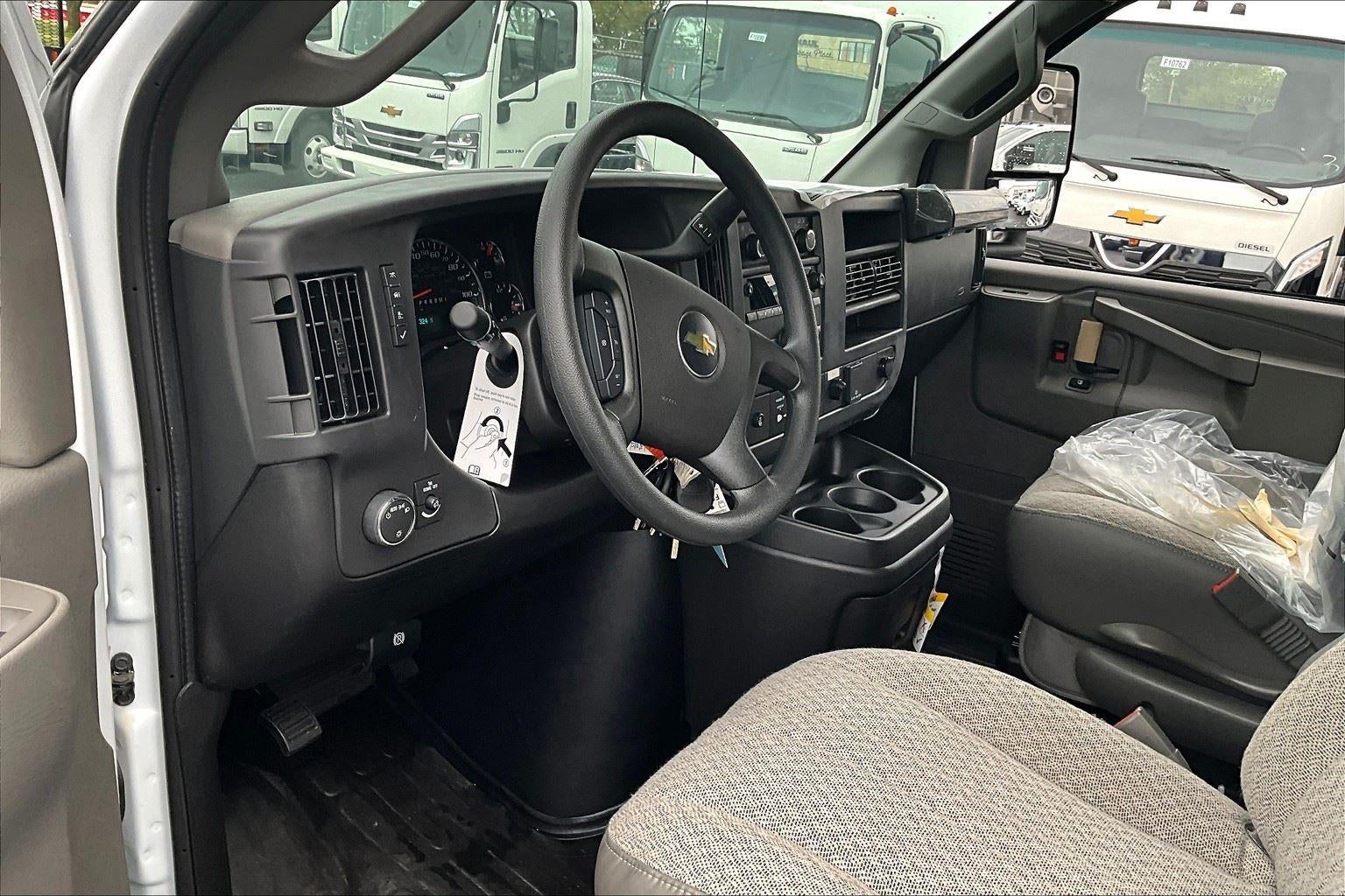 2025 Chevrolet Express Cutaway 3500 1WT