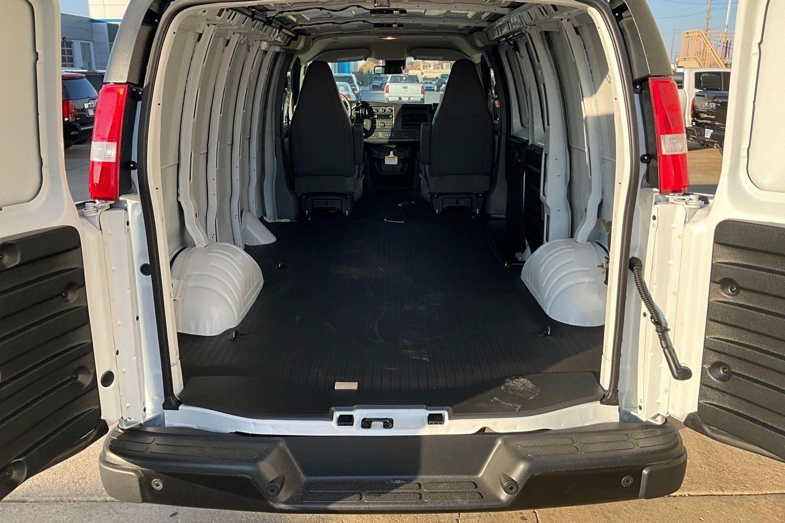 2025 Chevrolet Express Cargo WT