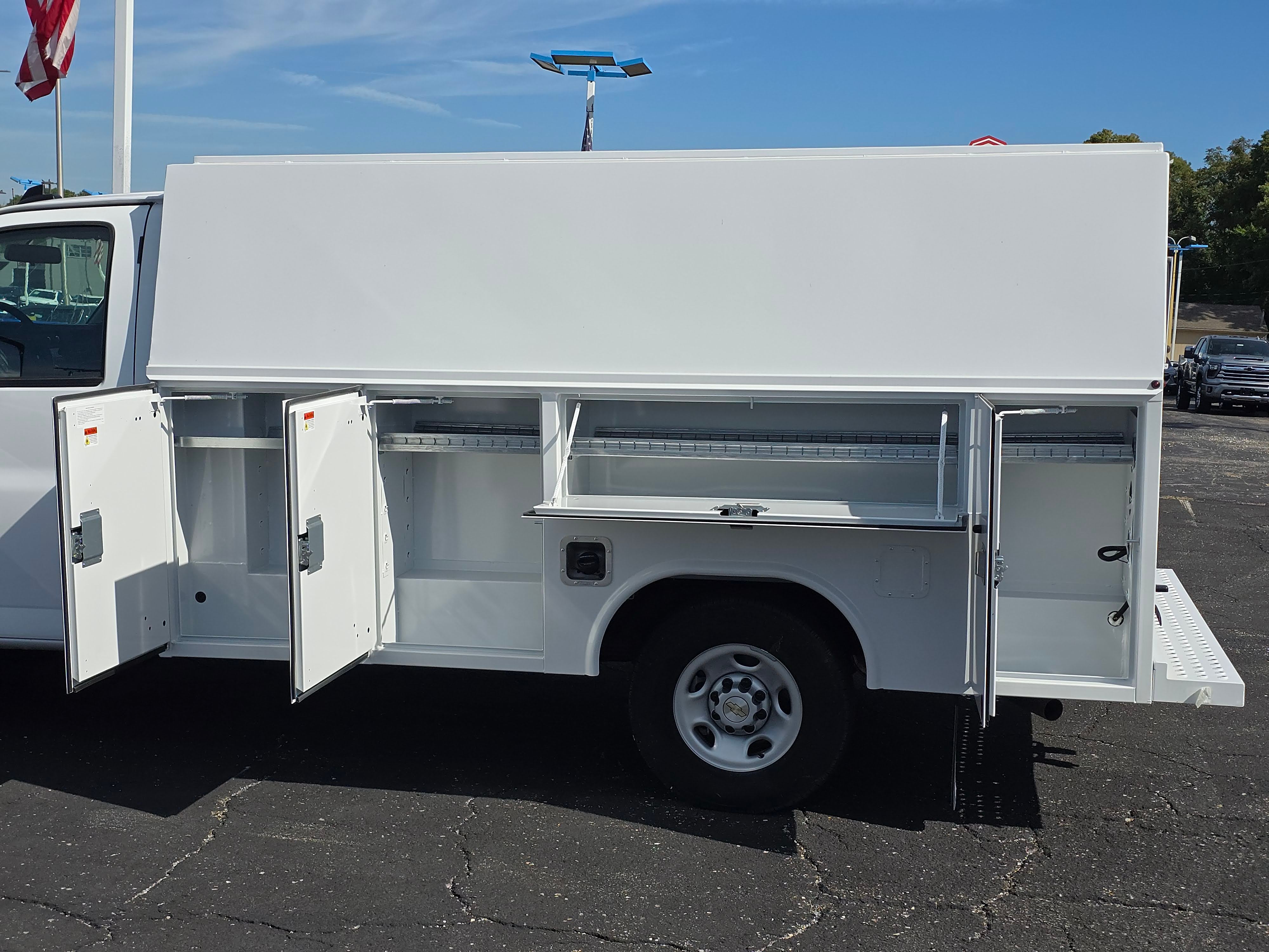 2025 Chevrolet Express Cutaway 3500 1WT