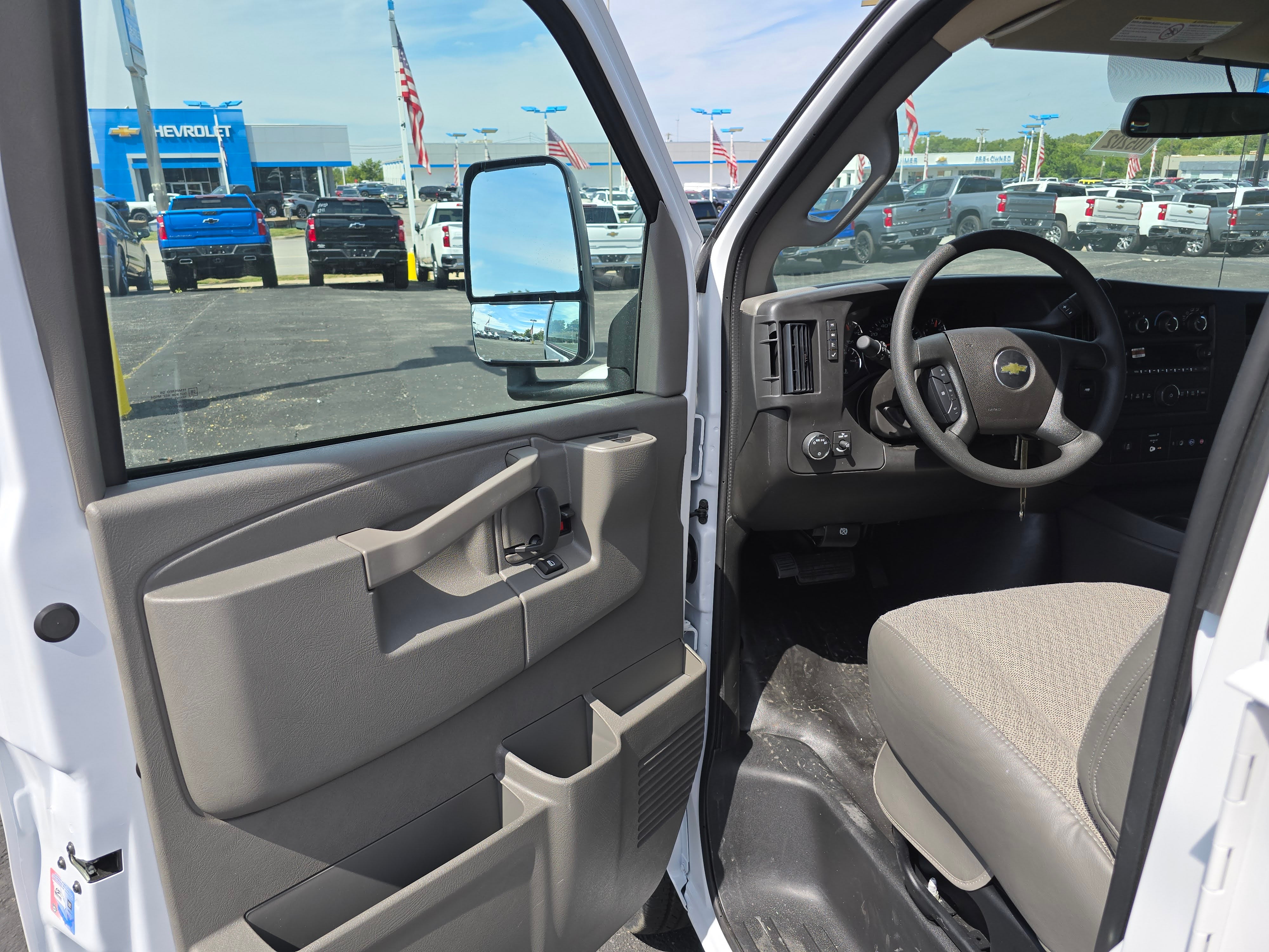 2025 Chevrolet Express Cutaway 3500 1WT