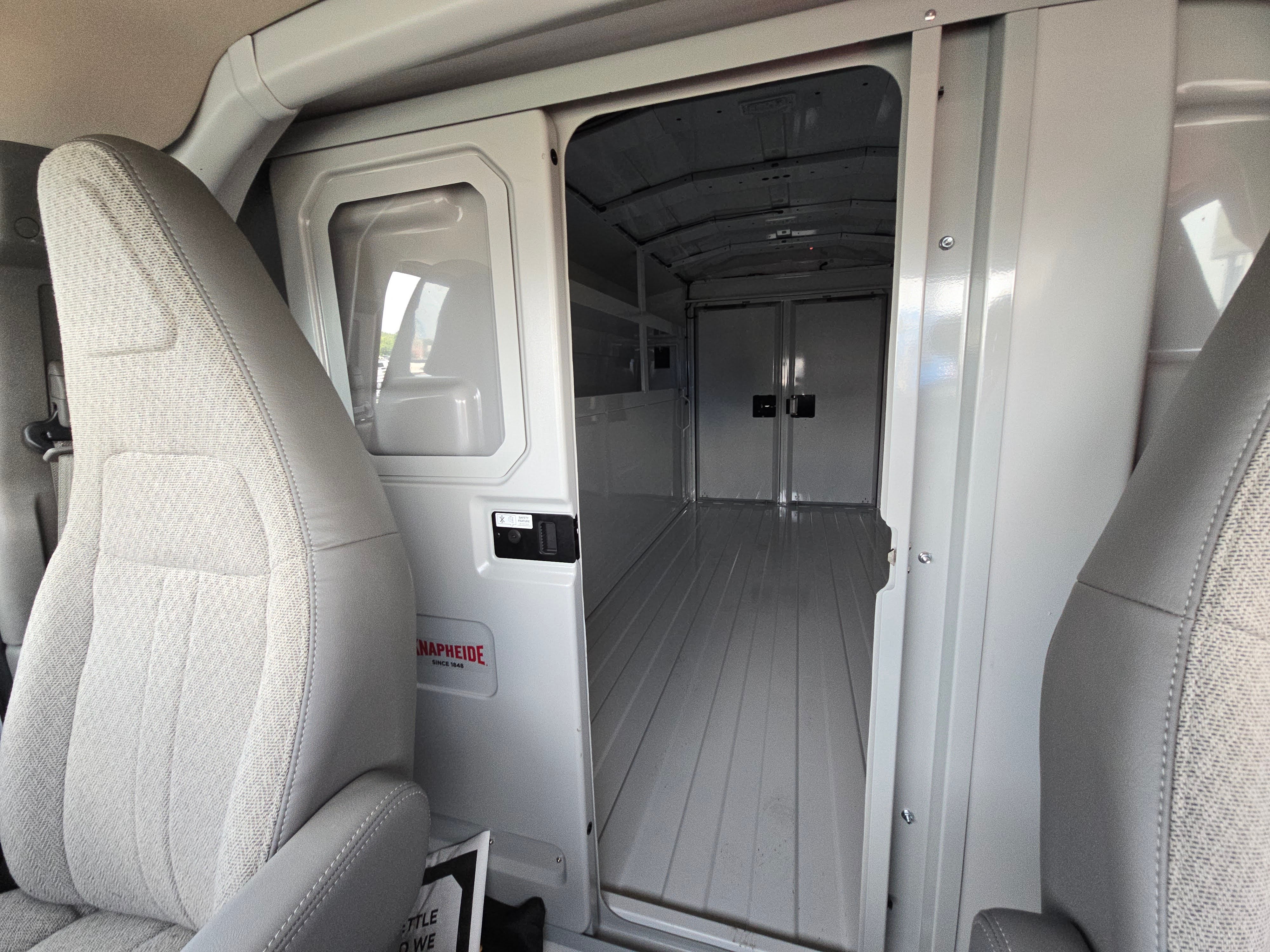 2025 Chevrolet Express Cutaway 3500 1WT