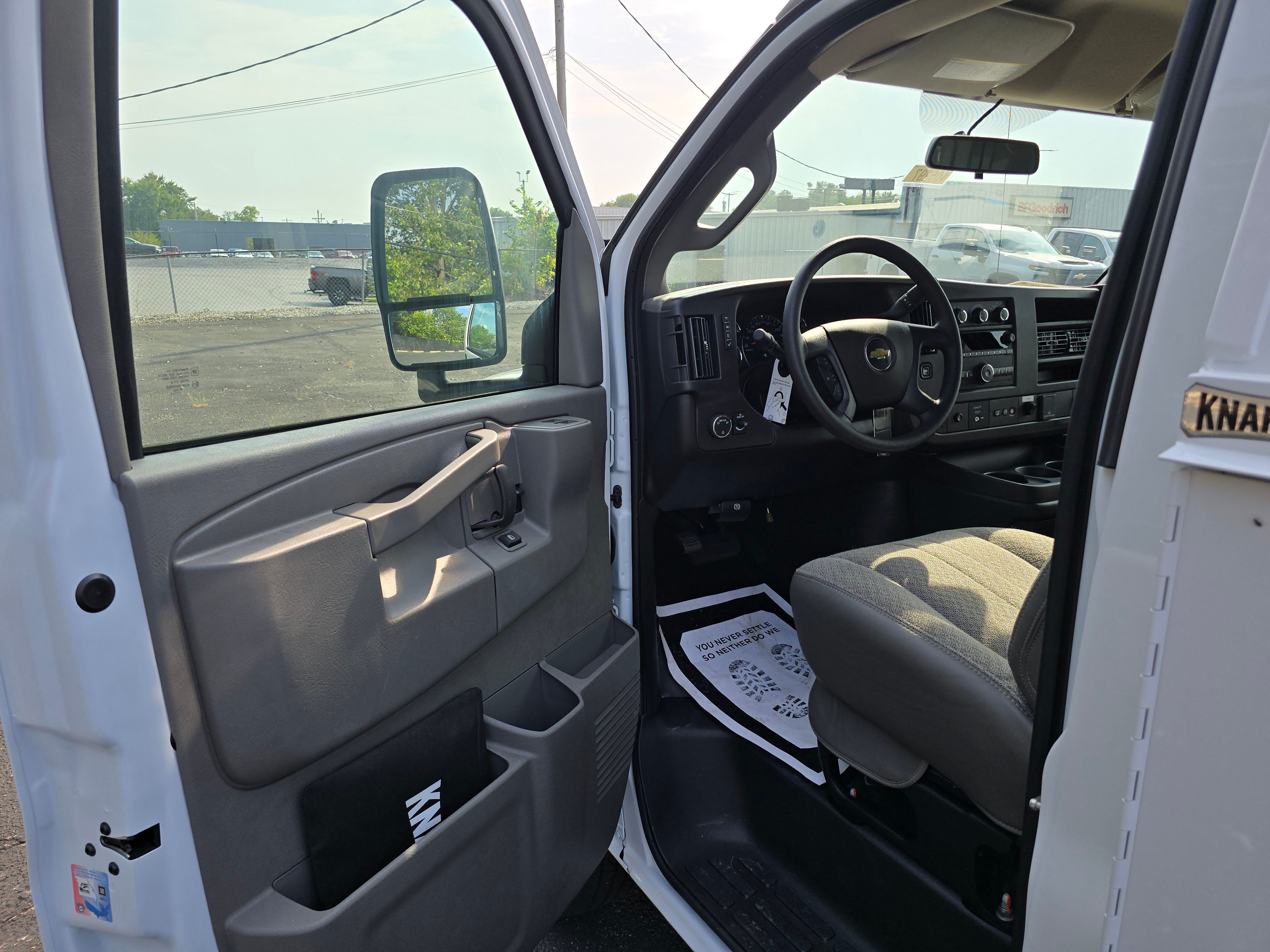 2025 Chevrolet Express Cutaway 3500 1WT