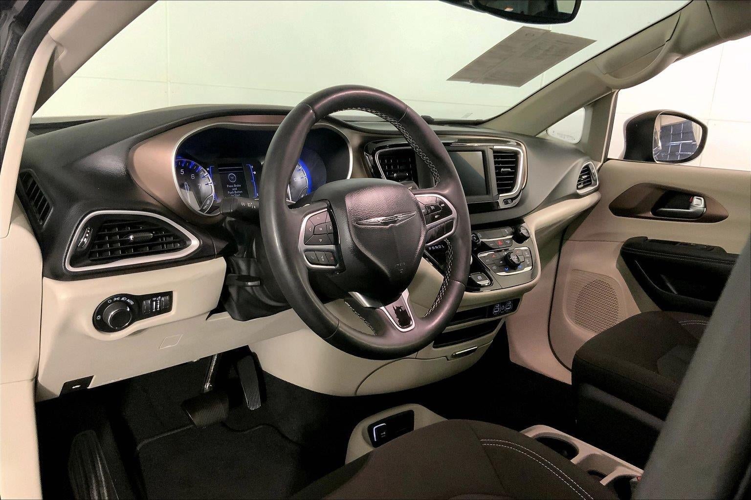 2023 Chrysler Voyager LX