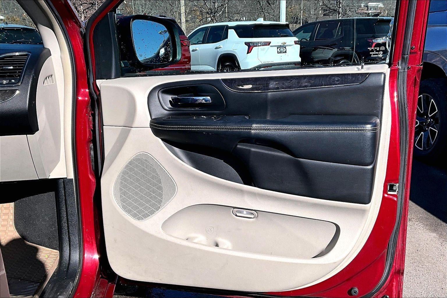 2016 Chrysler Town & Country Touring