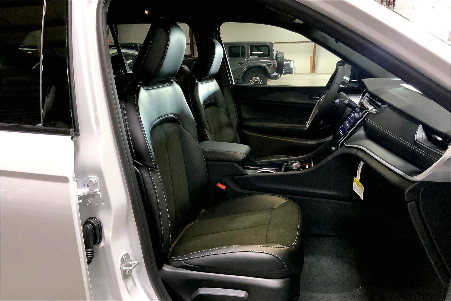 2025 Jeep Grand Cherokee GRAND CHEROKEE ALTITUDE 4X4