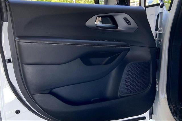 2027 Chrysler Pacifica PACIFICA SELECT AWD
